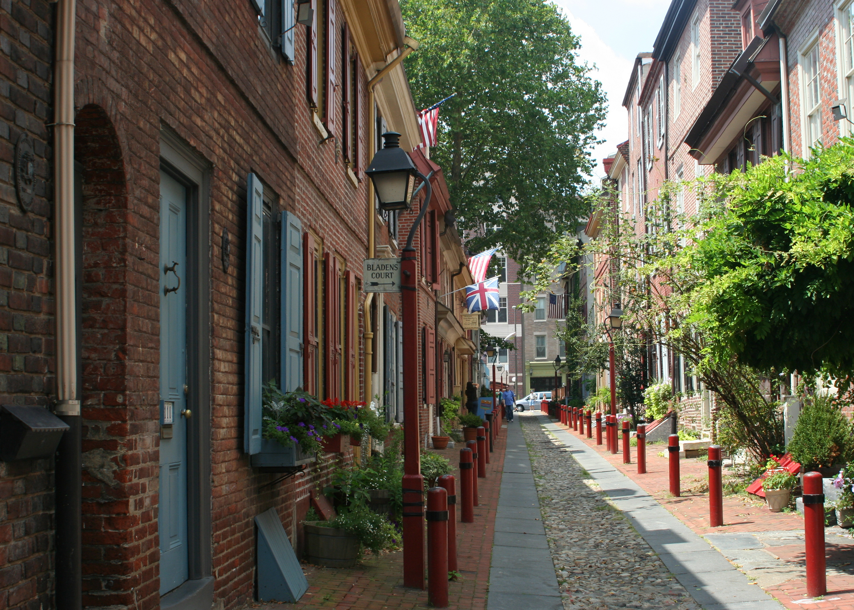 Click image for larger version  Name:	Elfreth%27s_Alley%2C_Philadelphia%2C_2008.jpg Views:	0 Size:	3,25 MB ID:	1837503