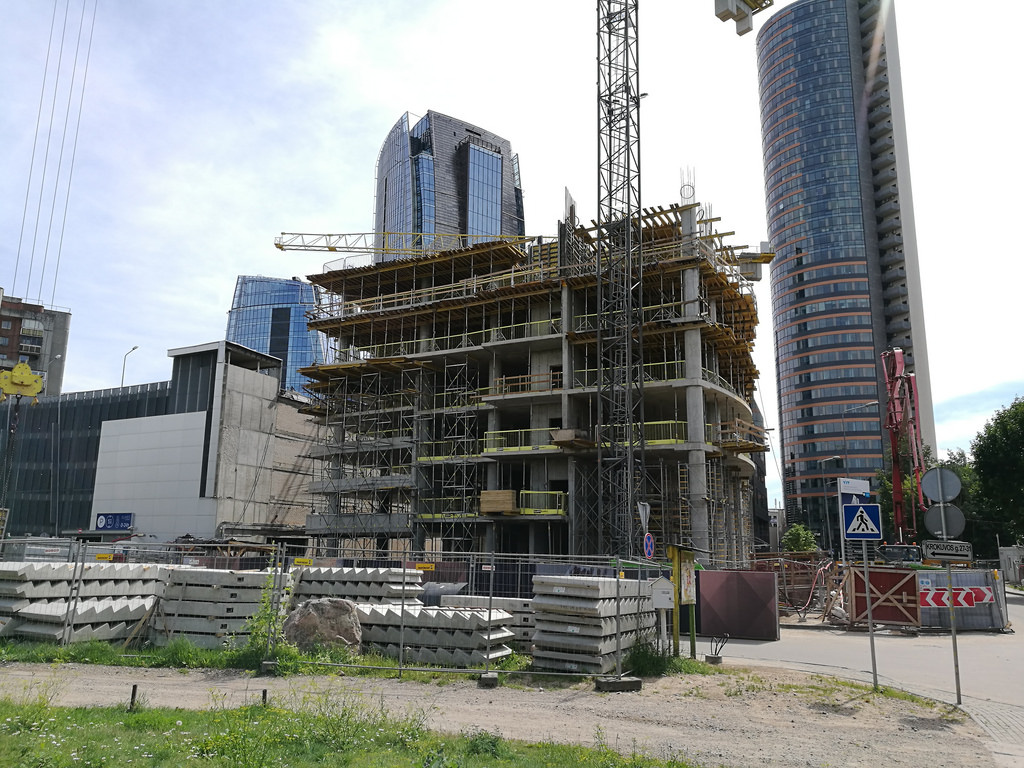 Click image for larger version  Name:	Building_construction_in_%C5%A0nipi%C5%A1k%C4%97s_district_of_Vilnius%2C_Lithuania.jpg Views:	1 Size:	377,8 kB ID:	1867071