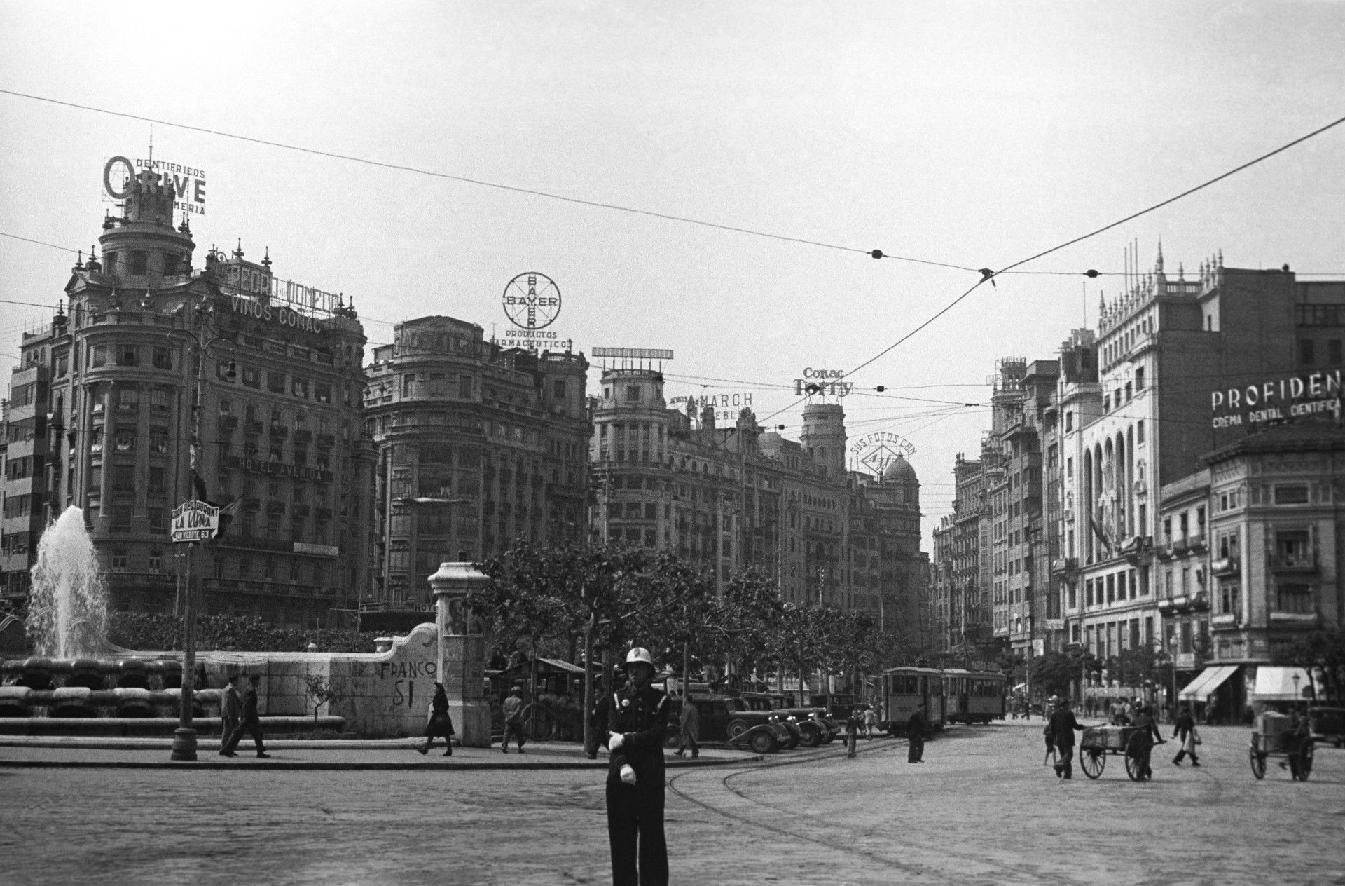 Click image for larger version  Name:	1947.05-Un-guardia-urbano-regula-el-tráfico-en-la-plaza-del-Caudillo-FOTO-EFE-1920x1264.jpg Views:	0 Size:	434,7 kB ID:	2052532