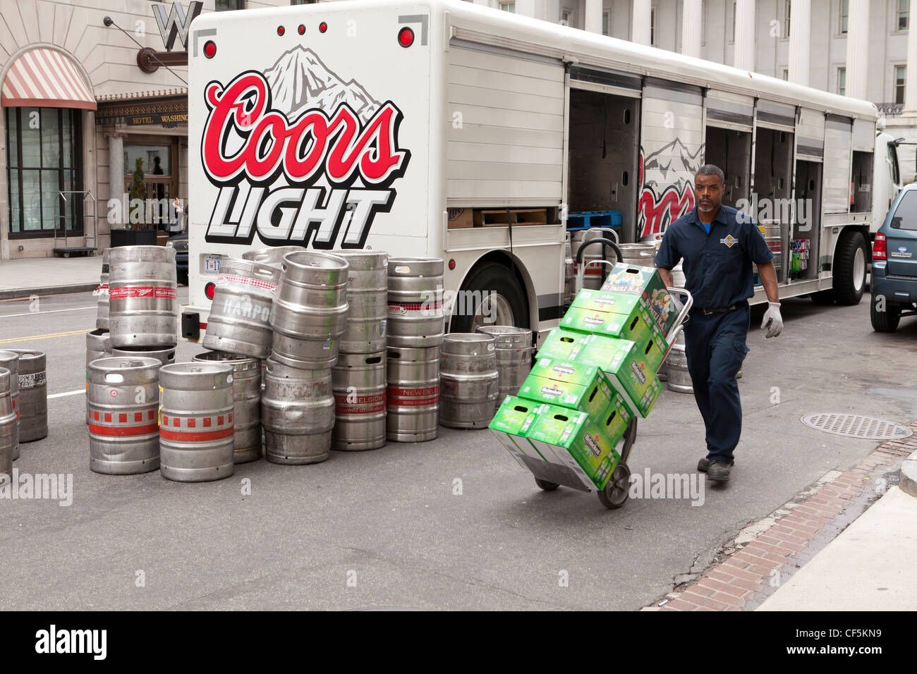 Click image for larger version

Name:	beer-delivery-truck-usa-CF5KN9.jpg
Views:	449
Size:	216,9 kB
ID:	2080290