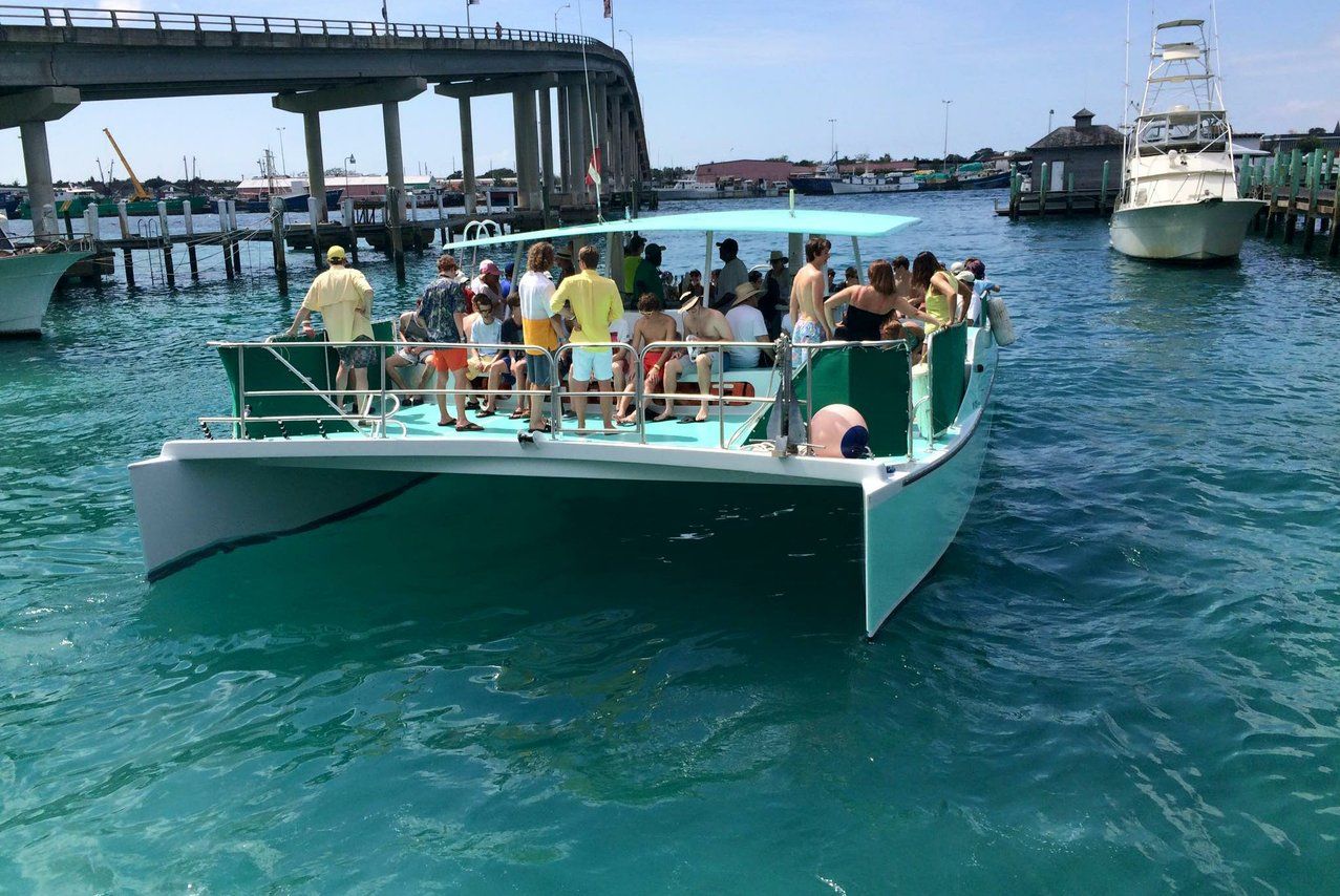 Click image for larger version  Name:	rental-Motor-boat-Custom-40feet-Nassau-BS_hq0XNin.jpg Views:	1 Size:	228,9 kB ID:	2173685