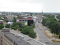 Vaizdas iš tos pačios bažnyčios bokšto. Priekyje Rožių aikštė, o šalia bažnyčios tolumoje - Lyvių aikštė kur tarpukariu ir pokariu baigdavosi tramvajaus linijos. Tolumoje - kairėje pusėje matosi minėtas PV mikrorajonas, o dešinėje - Baltijos jūra.