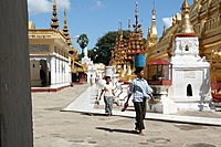 Shwezigon pagoda. Moterys su nešuliais.