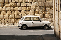 Senų britiškų automobilių, tokių kaip šis Austin Mini, Maltoje daugiau nei pačioje Jungtinėje Karalystėje :) Valletta, Malta