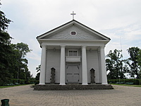 Klasicistinė Pivašiūnų  Švč. Mergelės Marijos Ėmimo į dangų bažnyčia, statyta 1825m.