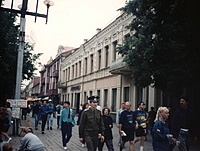 1990 Liepos - Kaunas Laisves Aleja - prie Metropolio. Po Dainų Šventė, matosi pora šokiejų iš Australijos ir Klevlando JAV.