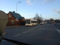 Bandymas fotkinti vaziuojanti autobusa is kito vaziuojancio autobuso